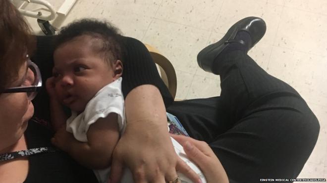 Bebê sendo acariciado