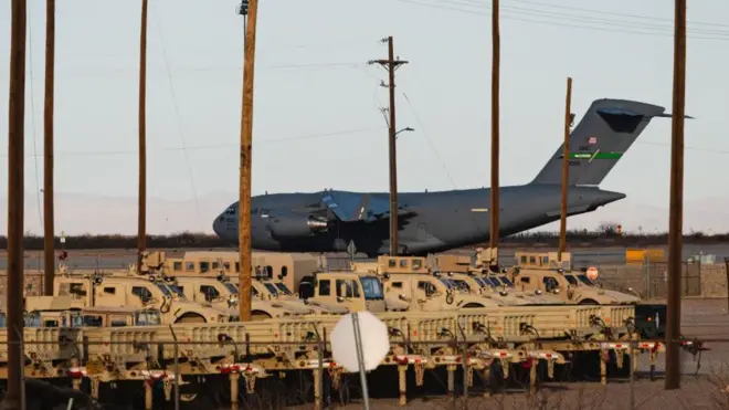 Un Boeing C-17 de la Fuerza Aérea de los Estados Unidos utilizado para vuelos de deportación en el aeródromo Biggs en Fort Bliss, El Paso, Texas.
