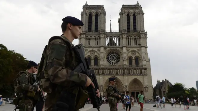 Militares vigilan la Catedral de Notre Dame