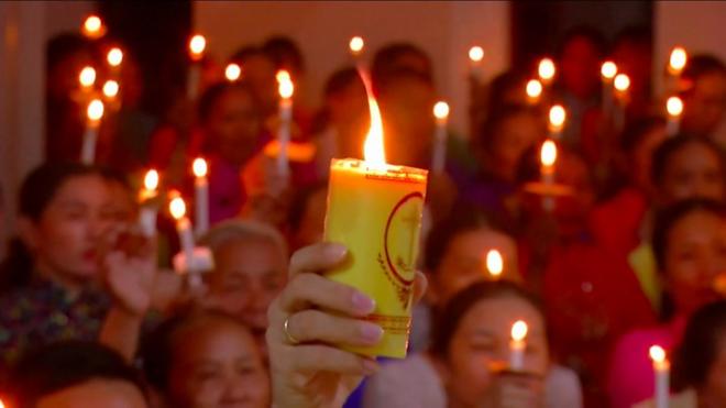 越南教堂， 眾人手持蠟燭
