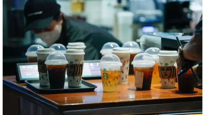 28일 서울 중구의 한 스타벅스 지점의 광경. 점심 시간이 끝났지만 음료 주문이 이어졌다. 주문 고객을 기다리는 쌓여 있는 스타벅스 음료들