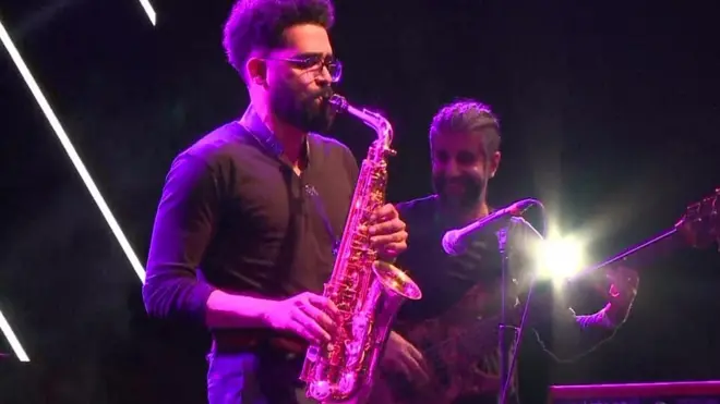 انطلق في العاصمة السعودية الرياض، مساء الخميس، أول مهرجان لموسيقى الجاز في المملكة. العرض الذي ترعاه الهيئة العامة للترفيه يستمر 3 أيام.