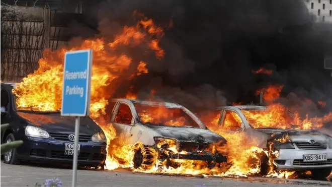 Deretan mobil dilalap api saat serangan berlangsung di sebuah hotel di Nairobi, Kenya.