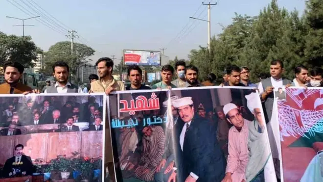 د نمانځغونډې جوړوونکو اوس پر حکومت تور پورې کړی چې ګواکې د ډاکټر نجیب الله د تلین په نمانځنه کې توپيري چلند کوي، ځکه چې په خبره يې د دې لپاره يې رسمي اجازه تر لاسه کړې وه.