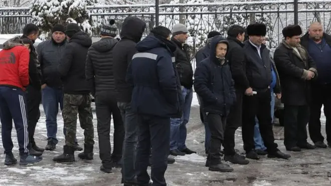 Ўзбекистон парламенти олдида норозилик амалиётига йиғилган юк ташувчилар