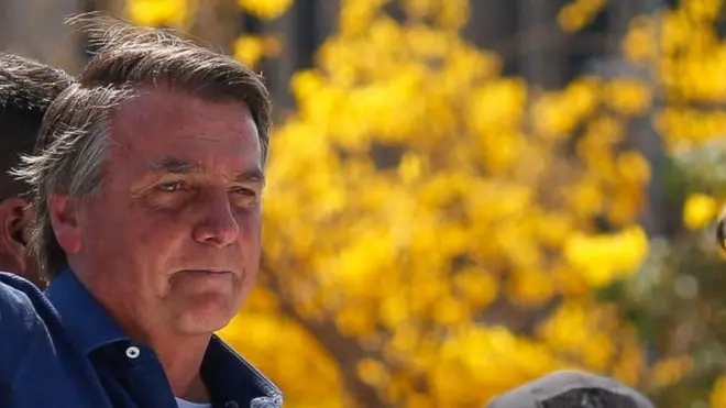 Jair Bolsonaro acena a apoiadores durante protesto de 7 de setembro em Brasília