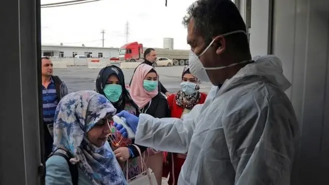 امرأة تخضع للفحص الطبي