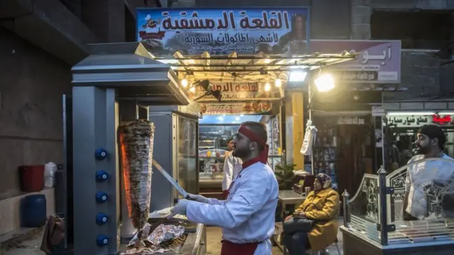 قال السفير المصري في بروكسل بدر عبد العاطي: "إن مصر تستضيف نحو مليون مهاجر سوري على أراضيها وأنهم يحظون باستقبال كريم".