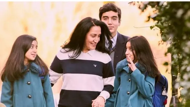 فانيا اسماعيل مع أبنائها وهي تصطحبهم إلى المدرسة. تقول فانيا: لا يمنعني عملي وانشغالي بتطوير التكنولوجيا التي ابتكرتها عن واجباتي كأم