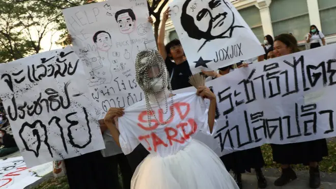 นิสิตนักศึกษาจัดการชุมนุมที่จุฬาลงกรณ์มหาวิทยาลัย เมื่อวันที่ 24 ก.พ.