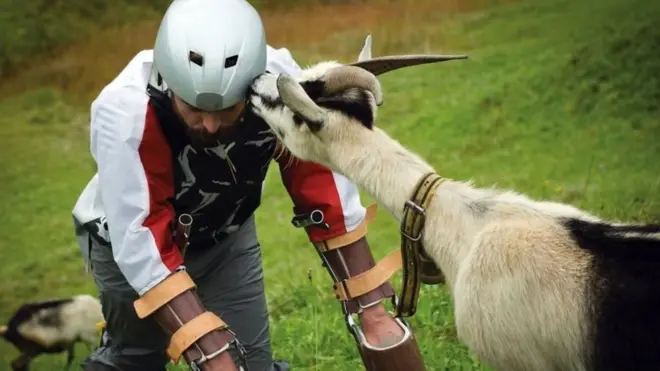 Un británico creo extensiones de brazos y piernas para moverse como una cabra.