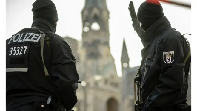 报道说，警方正在发件地，德国北莱因-威斯特法伦展开搜寻