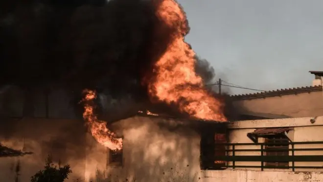 منزل يحترق عند سفح جبل بنتلي، بالقرب من أثينا، اليونان