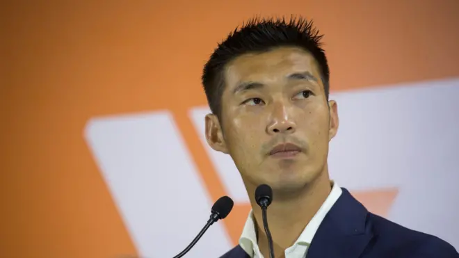 นายธนาธร จึงรุ่งเรืองกิจ