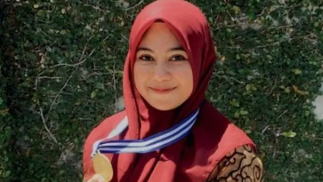 कुछ मुसलमान धर्मगुरू कहते हैं कि शरिया में महिलाओं की संगीत सीखना मना है, लेकिन नासिरातुदिना वे आचे में कई संगीत प्रतियोगिताएं जीती हैं.