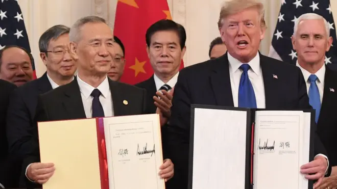 中国副总理刘鹤与美国总统特朗普签署了“第一阶段”贸易协议。