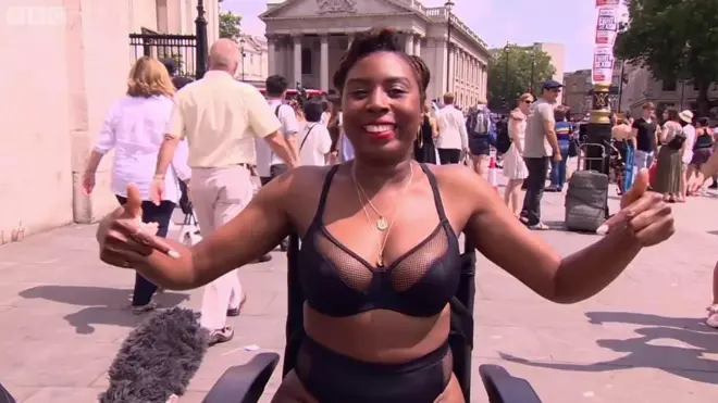 zena na ulici u donjem vesu