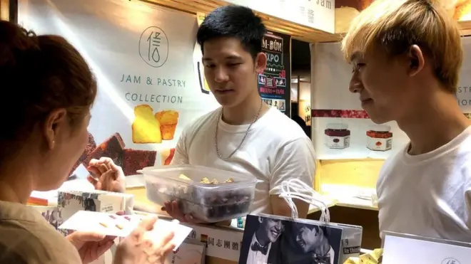 梁展辉与丁则言现在定居高雄，一起开甜点店已经约两年多。