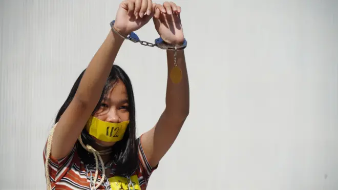 นักกิจกรรมกลุ่ม "24 มิถุนาประชาธิปไตย" ร่วมเรียกร้องเชิงสัญลักษณ์ให้ยกเลิกกฎหมายอาญามาตรา 112 ที่หน้าสำนักงานองค์การสหประชาชาติ ถ.ราชดำเนินนอก วันนี้ (10 ธ.ค.)