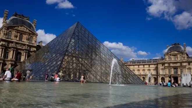 Wajjahadda hore ee matxafka Louvre, Paris