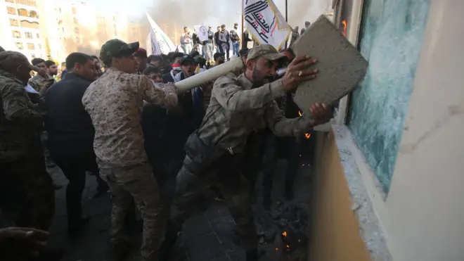 امریکی سفارت خانے پر دھاوا