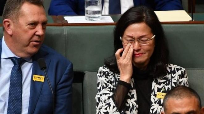 周四（9月12日）澳洲自由黨議員皮爾斯（Gavin Pearce 左）在眾議院質詢期間安慰廖嬋娥（Gladys Liu）