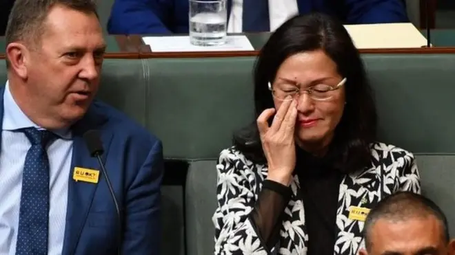 周四（9月12日）澳洲自由党议员皮尔斯（Gavin Pearce 左）在众议院质询期间安慰廖婵娥（Gladys Liu）
