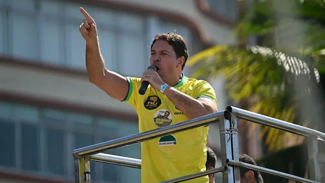 Alexandre Ramagem em um carro de som, vestido com uma camiseta amarela da Seleção Brasileira de futebol, fazendo um discurso em um ato pró-Bolsonaro no Rio de Janeiro no ano passado. 