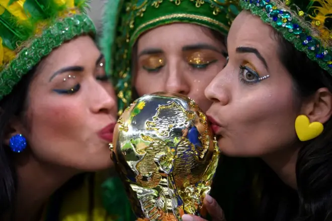 Futbol taraftarları maket Dünya Kupası'nı öpüyor