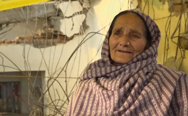 इस घटना को करीब एक महीना हो गया है लेकिन अभी भी ये परिवार खुले आसमान के नीचे रहने को मजबूर है.