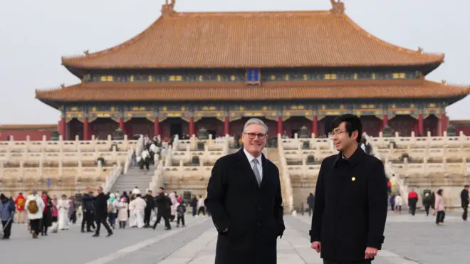 施紀賢爵士(中)在中方嚮導陪同下參觀北京故宮(29/1/2026)