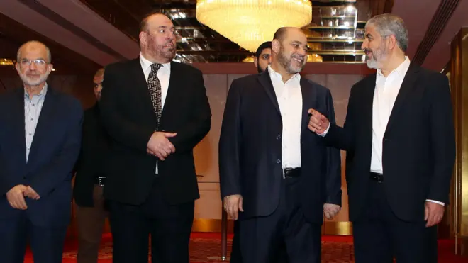 خالد مشعل، الرئيس السابق للمكتب السياسي لحماس، يتحدث إلى القيادي بالحركة موسى أبو مرزوق قبيل مؤتمر للحركة في الدوحة عام 2017.
