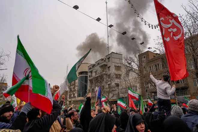 Дым после авиаудара во время митинга в Тегеране, 13 марта 2026 года