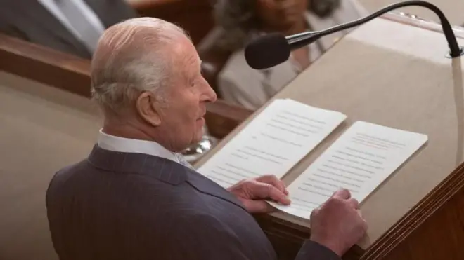 صورة للملك تشارلز وهو يتحدث أمام في الكونغرس