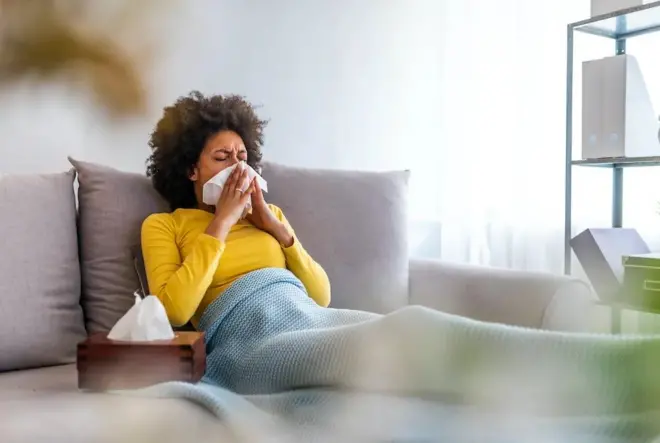 Une femme qui se mouche