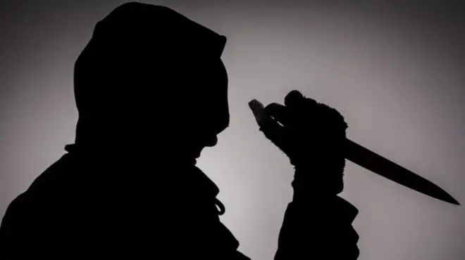 Ọkunrin to mu ọbẹ dani