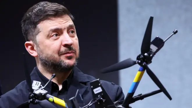 Володимир Зеленський тримає квадрокоптер