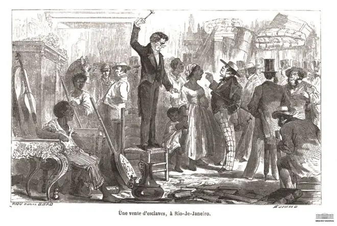 Ilustração mostra homem em pé em cadeira, aparentemente com martelo de leilão, rodeado por homens brancos e mulheres, homens e crianças negras