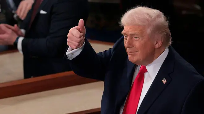 Президент США Дональд Трамп показывает большой палец во время своего послания о положении в стране на совместном заседании Конгресса в Капитолии США 24 февраля 2026 года в Вашингтоне, округ Колумбия