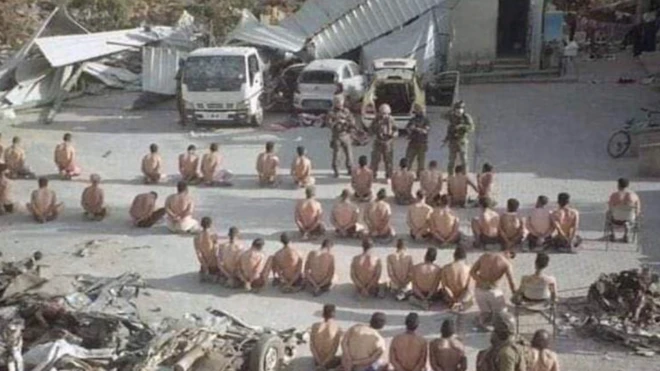 صور قيل أنها لأسرى فلسطينيين في ساحة مجمع الشفاء الطبي