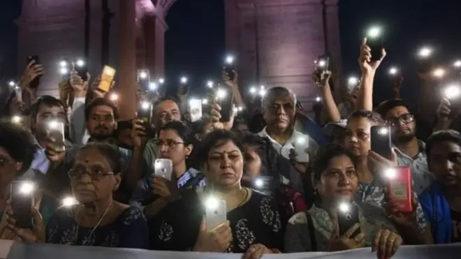 پیر کی رات دلی کے انڈیا گیٹ پر لوگوں نے احتجاج کیا