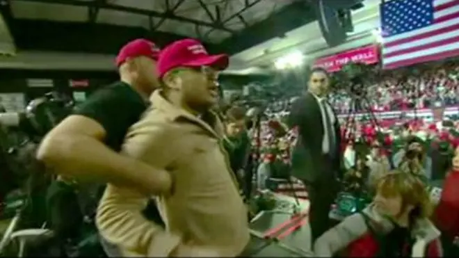 لحظة اعتداء أحد مؤيدي ترامب على مصور بي بي سي