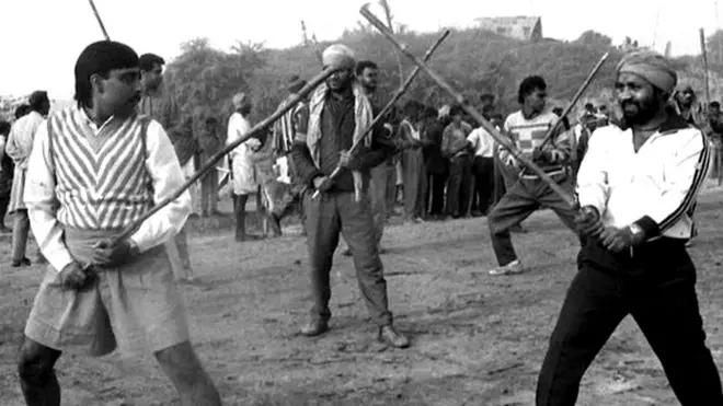 લાઠી ચલાવવાની તાલીમ લઈ રહેલા લોકો