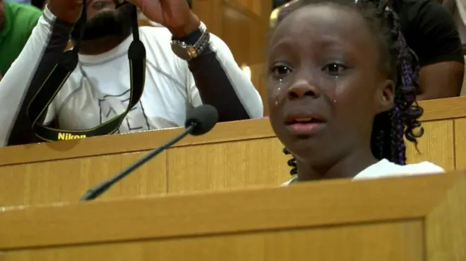 Menina chorando ao discursar nos EUA