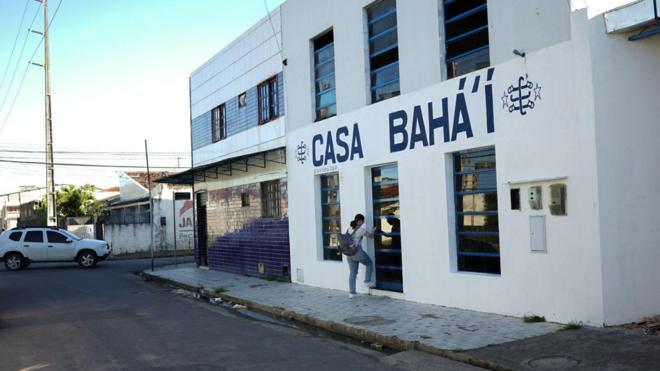 Fachada onde se lê Casa Bahá’í 