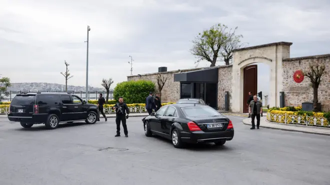 مركبات تصل إلى مكتب الرئاسة التركية حيث من المتوقع أن تُعقد محادثات مباشرة بين روسيا وأوكرانيا