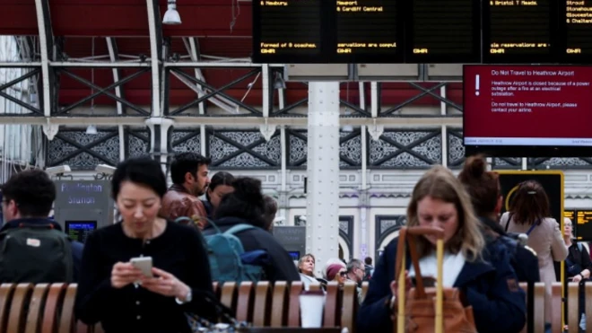 हीथ्रो एयरपोर्ट पर फंसे यात्री