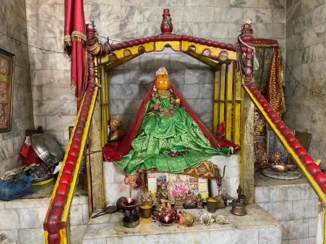 मंदिर के अंदर रखी मूर्ति