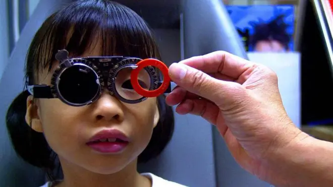 Mtoto akipimwa macho