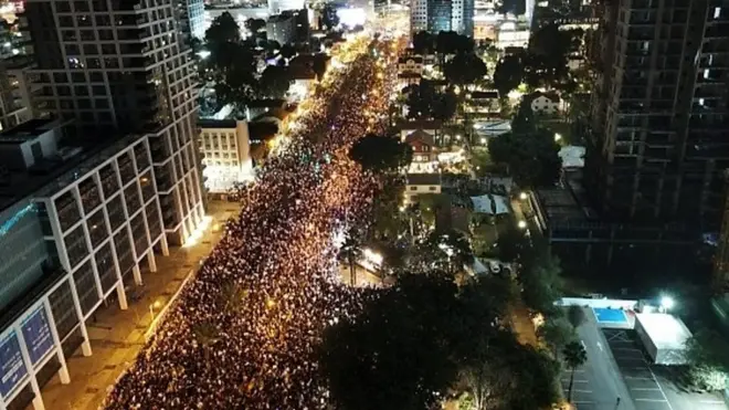 عشرات الآلاف خرجوا احتجاجا على خطة الإصلاح.